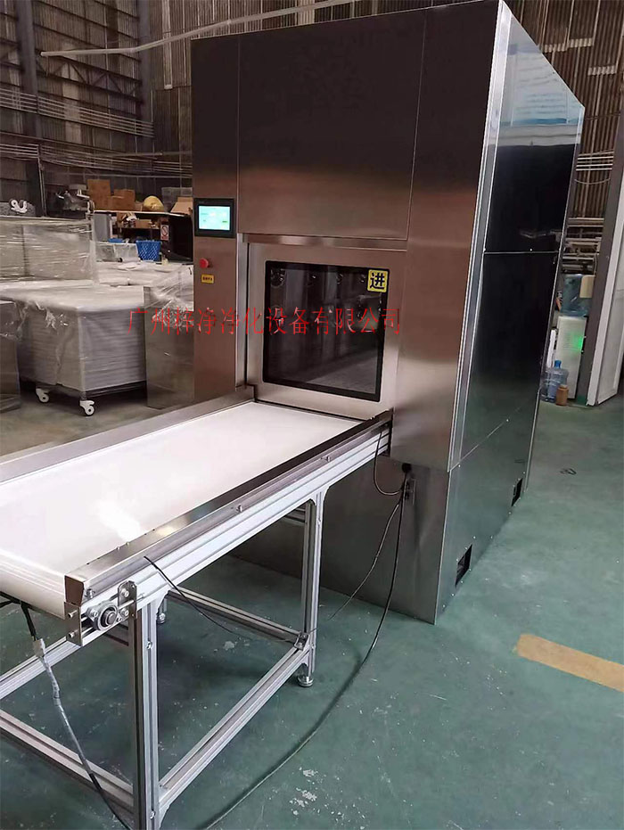 輸送帶傳遞窗還可吹淋被傳遞物品的表面，防止物品可能攜帶塵埃進入潔凈室。