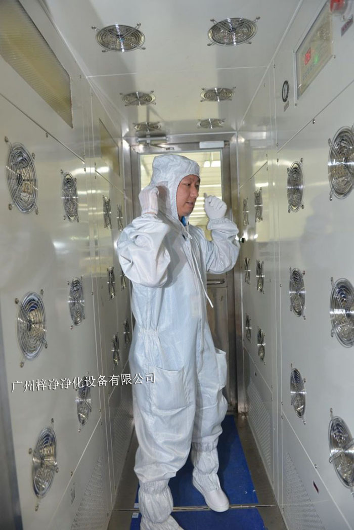 風(fēng)淋室不僅可以為工作人員提供清潔的空氣環(huán)境，還可以對物料進行凈化處理。
