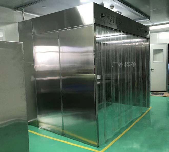 負壓稱量罩內空氣經(jīng)初效過濾器、由離心風機壓入靜壓箱，在經(jīng)高效過濾器后從氣流擴散送風單元出風面吹出，潔凈空氣以均勻的斷面風速流經(jīng)工作區(qū)，從而形成高潔凈的工作環(huán)境。