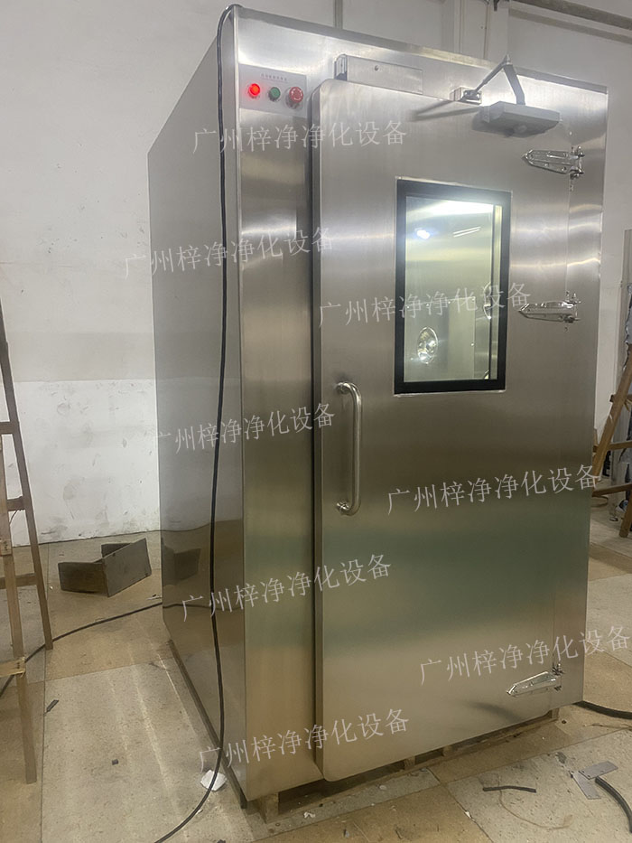 高端滿焊風(fēng)淋室采用滿焊接工藝，無縫連接，防止塵埃進(jìn)入，確保潔凈室的空氣質(zhì)量。