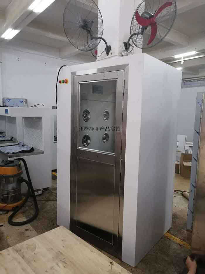 定期檢查風(fēng)淋室的各個(gè)部件，如門(mén)密封、風(fēng)速、風(fēng)量和控制系統(tǒng)，確保其正常運(yùn)行。
