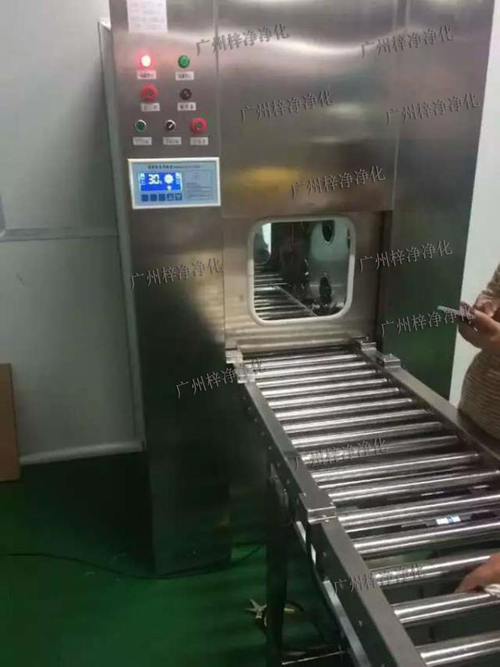 輸送線風(fēng)淋傳遞窗與輸送線貨淋室是潔凈室中用于物品傳遞和空氣凈化的關(guān)鍵設(shè)備。