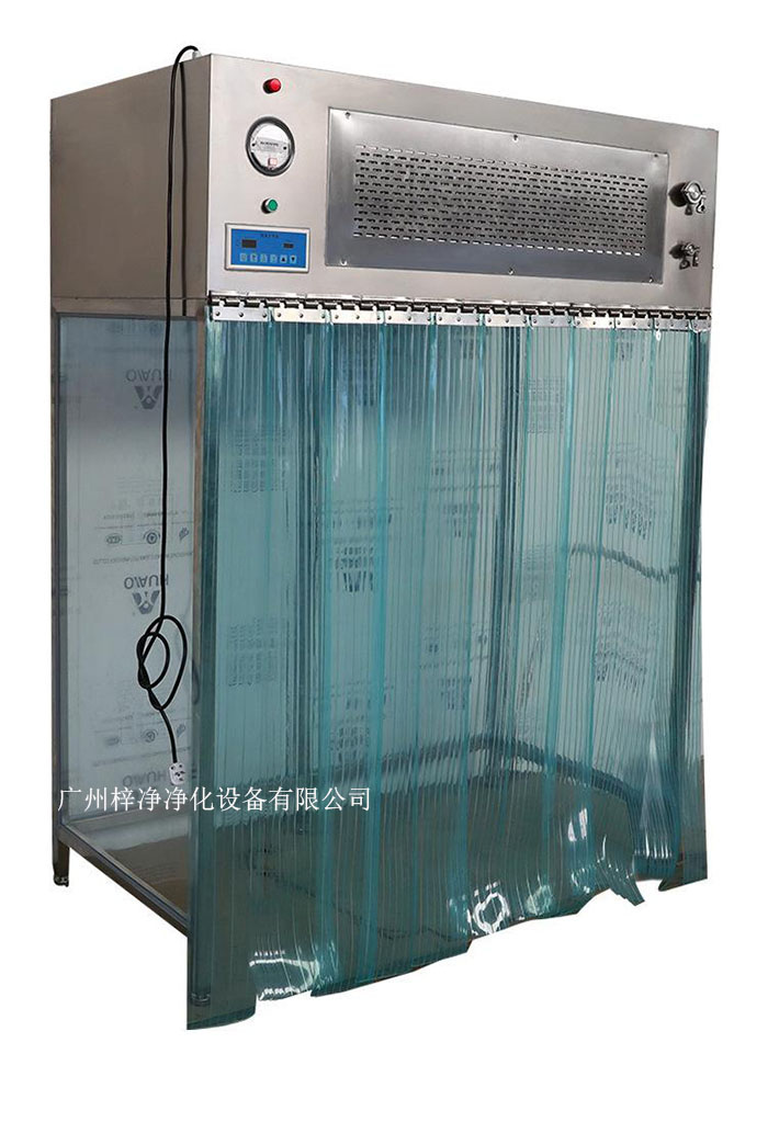 百級潔凈層流罩它主要由箱體、風(fēng)機(jī)、初效空氣過濾器、高效空氣過濾器、阻尼層、燈具等組成。