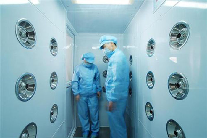 風淋室的主要功能是通過高速氣流對人體或物品進行瞬間凈化。
