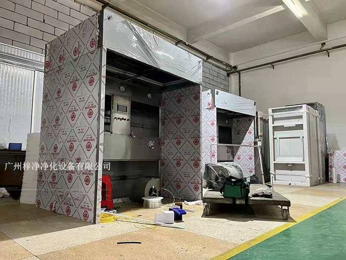 負(fù)壓稱稱量罩通過(guò)創(chuàng)造一個(gè)低氣壓的環(huán)境，防止生產(chǎn)過(guò)程中的粉塵、揮發(fā)物等有害物質(zhì)逸散到外界環(huán)境中，同時(shí)確保稱量結(jié)果的準(zhǔn)確性。