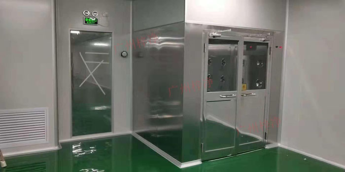 風淋室在潔凈室環(huán)境是許多高科技產(chǎn)業(yè)如半導體、生物醫(yī)藥、食品加工等領(lǐng)域不可或缺的