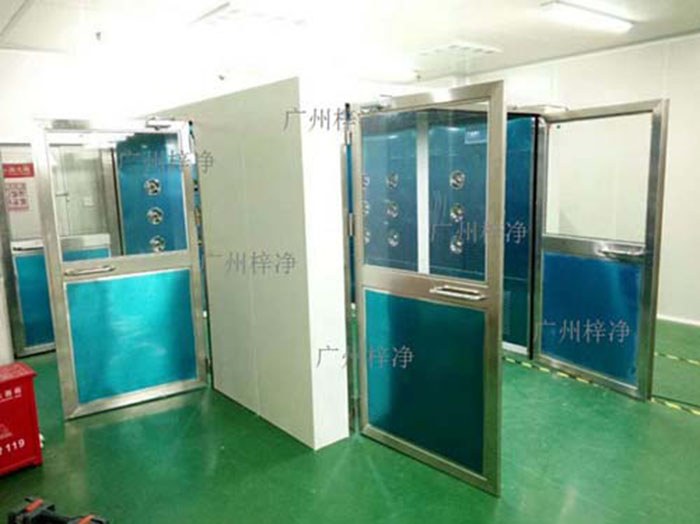 轉(zhuǎn)角風(fēng)淋室應(yīng)安裝在潔凈車間內(nèi)部人流物流頻繁且潔凈度要求較高的區(qū)域。通常位于轉(zhuǎn)角或門口等關(guān)鍵位置。
