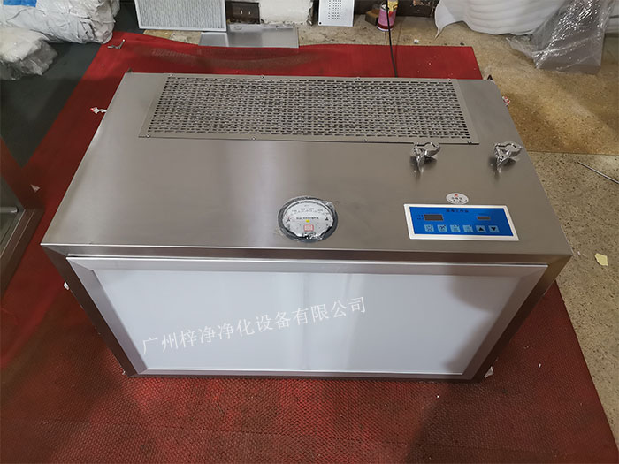 潔凈層流罩是一種用于保護(hù)局部區(qū)域免受塵埃和微生物污染的層流設(shè)備。