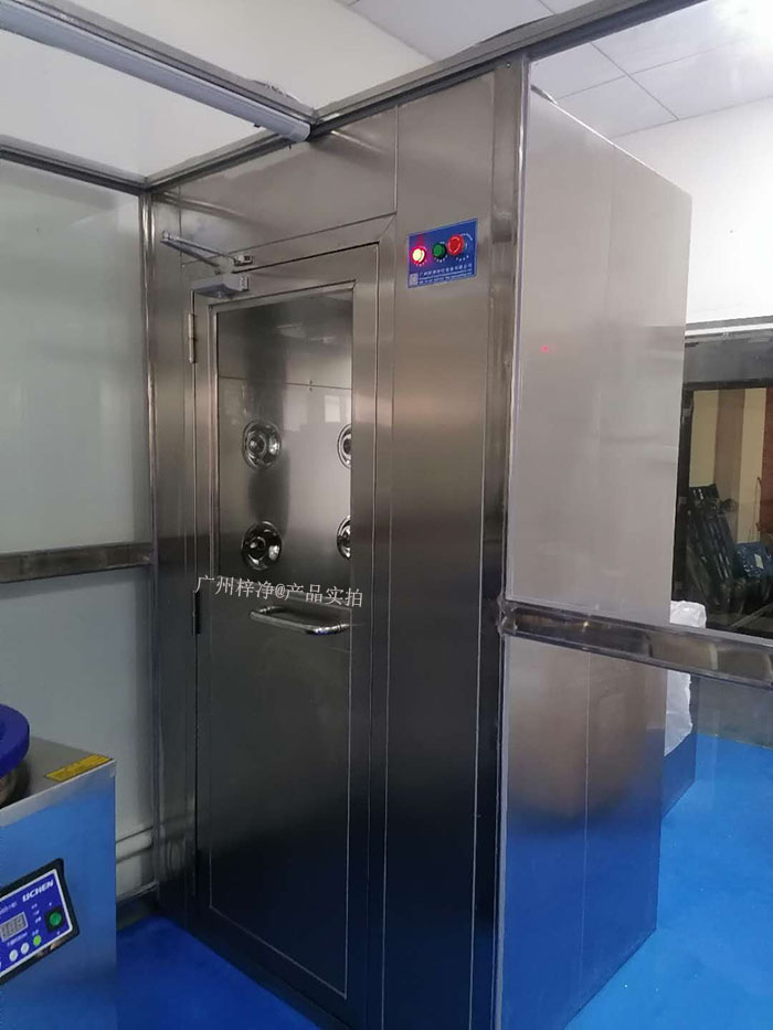 實驗室中的實驗往往對環(huán)境要求極高，風淋室的使用可以有效減少實驗過程中的污染，保證實驗結(jié)果的準確性