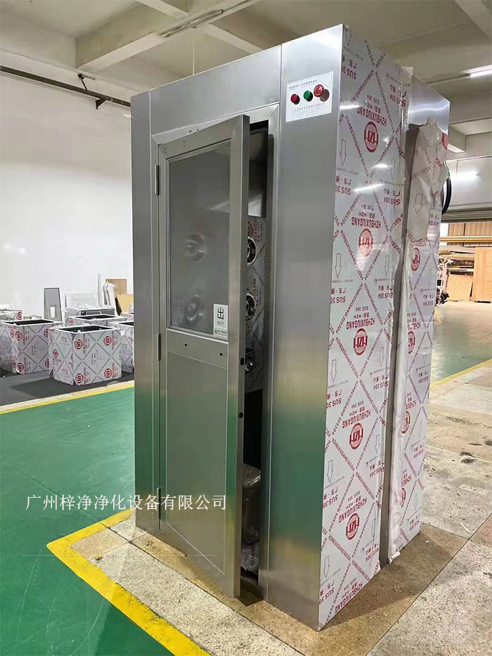 在潔凈車(chē)間的布局與設(shè)計(jì)過(guò)程中，風(fēng)淋室作為保障潔凈度的重要設(shè)備