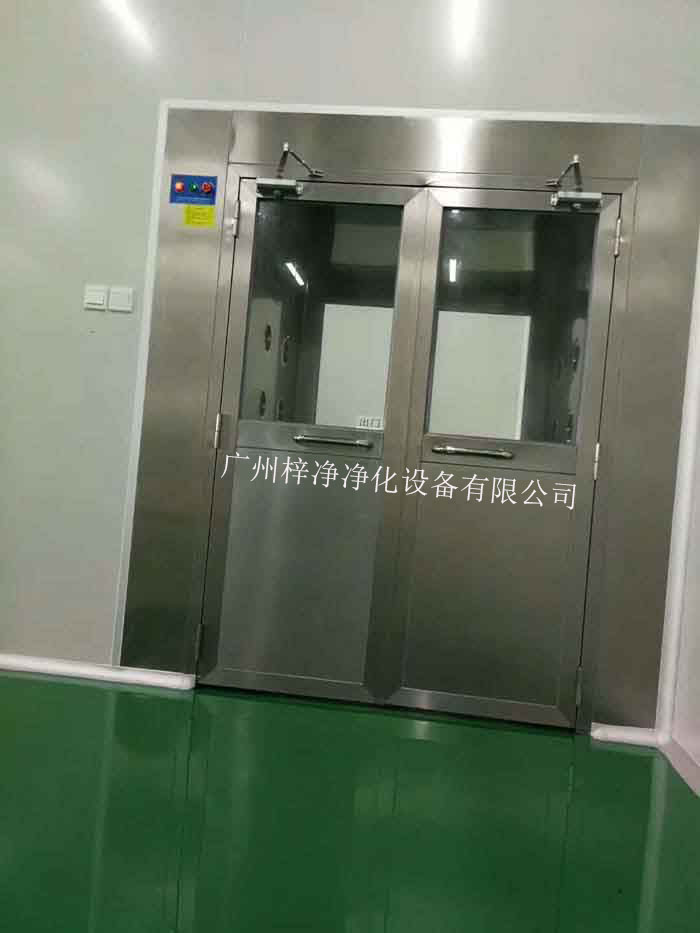 將風(fēng)淋室設(shè)置在主要入口，可以節(jié)約潔凈車(chē)間的空間，使布局更加合理。