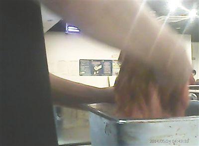 在開餐前，烤肉店一名員工正徒手攪拌肉片。
